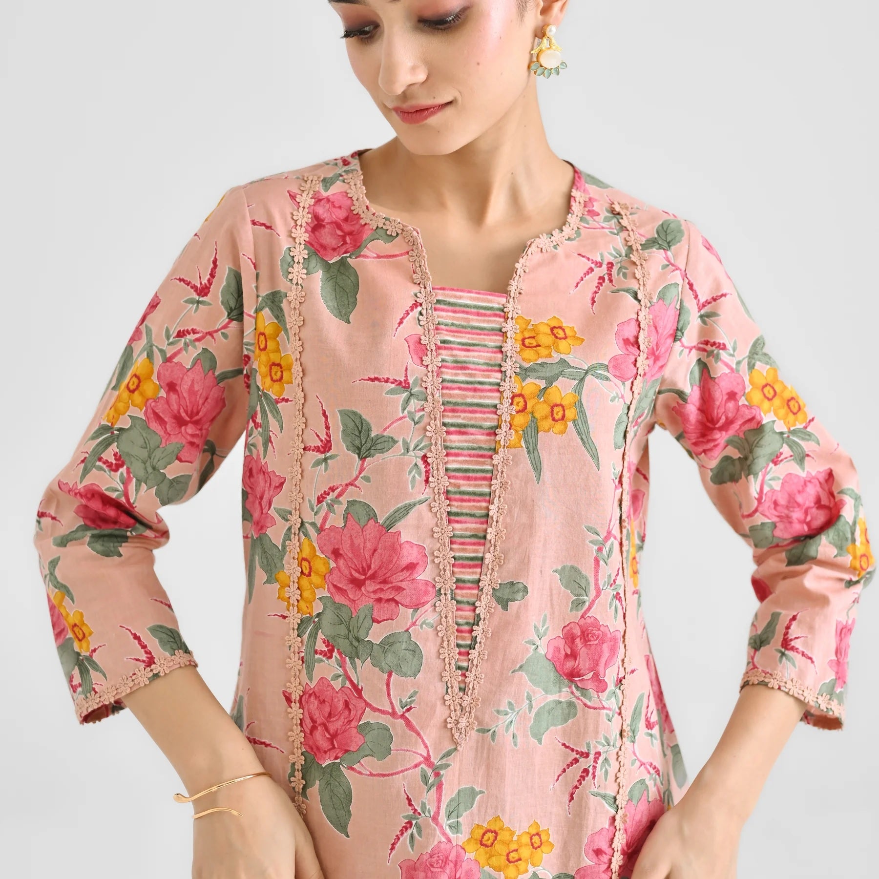 Fumka Cotton Printed Kurti Set with Lace Work paired with a Chanderi cotton dupatta for a perfect blend of comfort and grace!