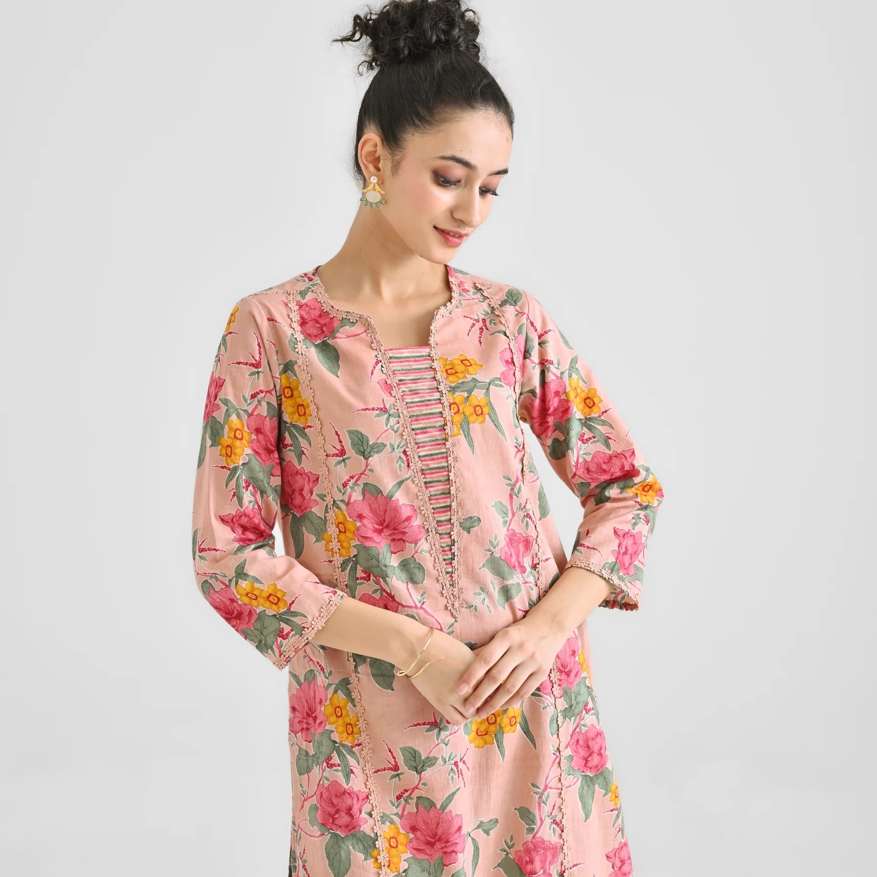 Fumka Cotton Printed Kurti Set with Lace Work paired with a Chanderi cotton dupatta for a perfect blend of comfort and grace!